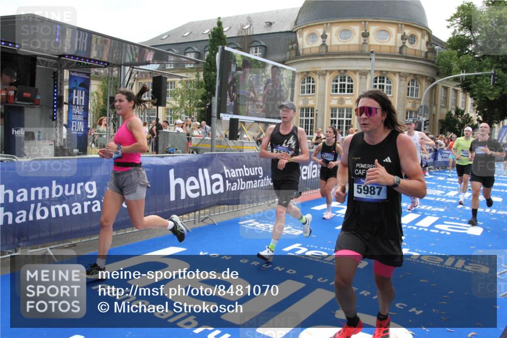 29.06.2025 - hella hamburg halbmarathon Michael Strokosch http://msf.ph/oto/8481070 29.06.2025 10:41:37 Ziel 2579, 5987, 8358, 9885, 10894, 12588, 13457, 13714, 14275, 16084, 17159, 18442, 18491 meine-sportfotos.de