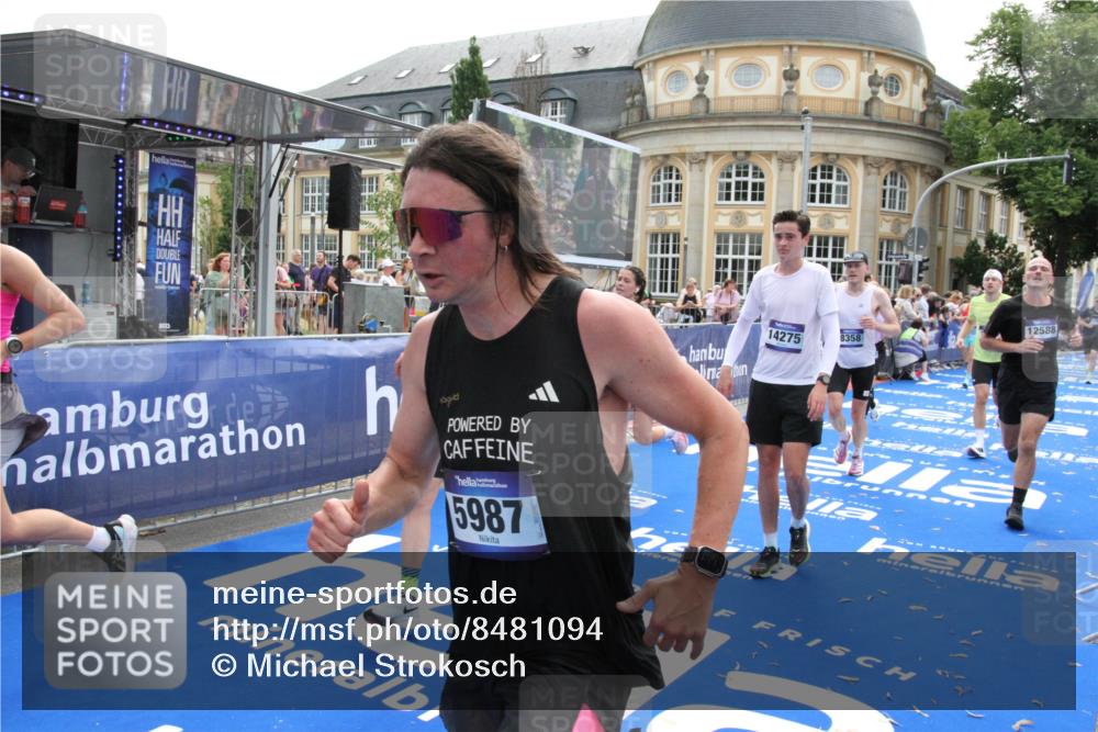 29.06.2025 - hella hamburg halbmarathon Michael Strokosch http://msf.ph/oto/8481094 29.06.2025 10:41:37 Ziel 2579, 5987, 8358, 9885, 10894, 12588, 13457, 13714, 14275, 16084, 17159, 18442, 18491 meine-sportfotos.de