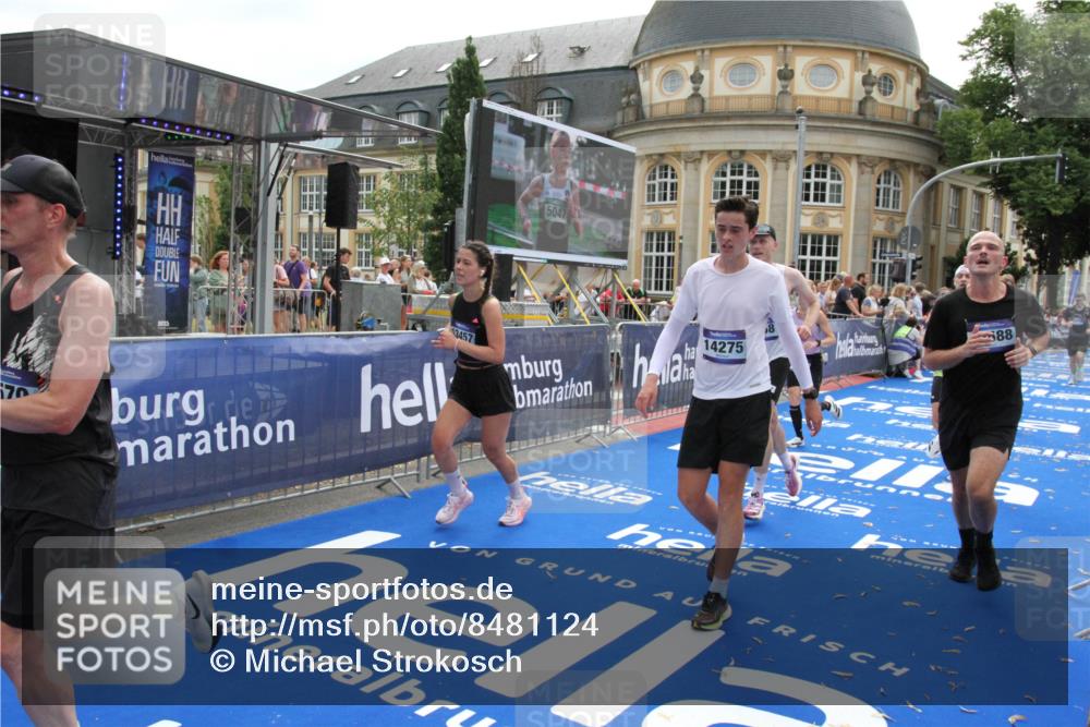 29.06.2025 - hella hamburg halbmarathon Michael Strokosch http://msf.ph/oto/8481124 29.06.2025 10:41:37 Ziel 2579, 5987, 8358, 9885, 10894, 12588, 13457, 13714, 14275, 16084, 17159, 18442, 18491 meine-sportfotos.de