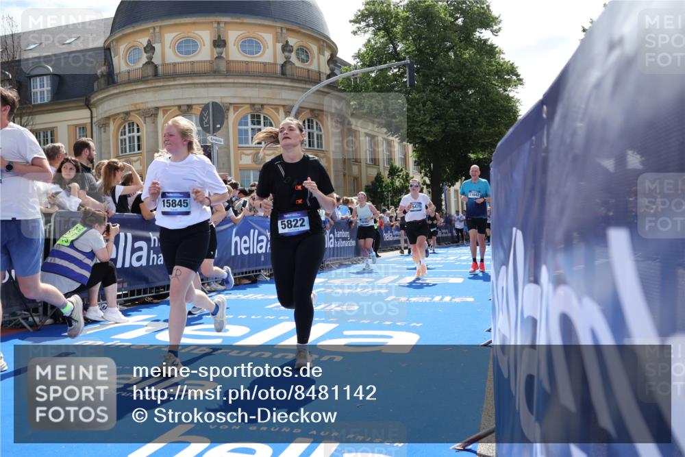 29.06.2025 - hella hamburg halbmarathon Strokosch-Dieckow http://msf.ph/oto/8481142 29.06.2025 11:35:03 Ziel 4624, 4970, 5822, 6359, 6861, 7148, 9034, 9288, 10159, 11440, 11587, 11642, 11825, 11979, 15475, 15572, 15676, 15677, 15841, 15845, 15957, 16464, 16570, 16571, 17135, 17553, 18012, 18087, 19099 meine-sportfotos.de