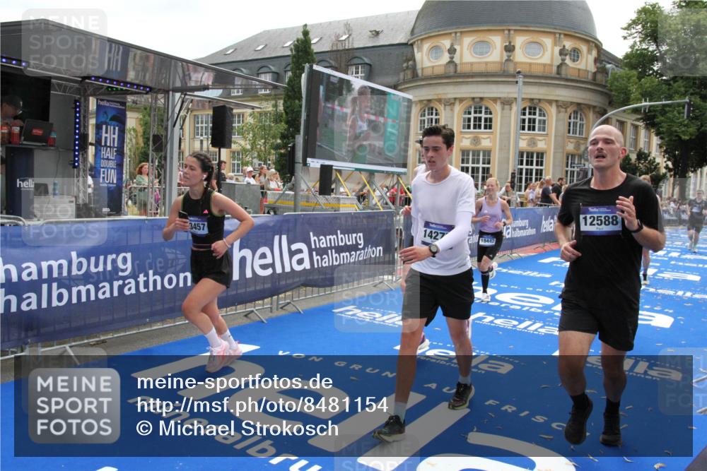 29.06.2025 - hella hamburg halbmarathon Michael Strokosch http://msf.ph/oto/8481154 29.06.2025 10:41:38 Ziel 2579, 5987, 8358, 9885, 10894, 12588, 13457, 13714, 14275, 16084, 17159, 18442, 18491 meine-sportfotos.de