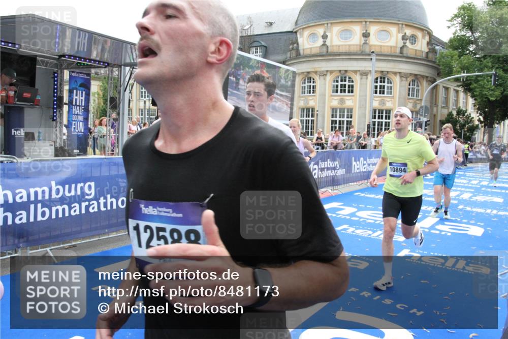 29.06.2025 - hella hamburg halbmarathon Michael Strokosch http://msf.ph/oto/8481173 29.06.2025 10:41:38 Ziel 2579, 5987, 8358, 9885, 10894, 12588, 13457, 13714, 14275, 16084, 17159, 18442, 18491 meine-sportfotos.de