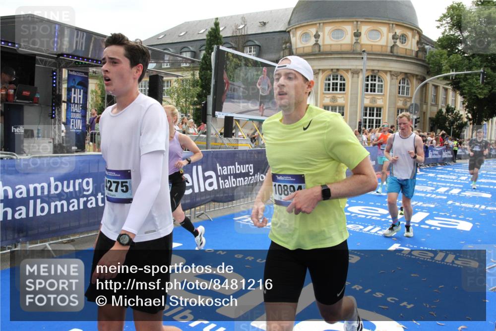 29.06.2025 - hella hamburg halbmarathon Michael Strokosch http://msf.ph/oto/8481216 29.06.2025 10:41:39 Ziel 2579, 8358, 9640, 9885, 10894, 12588, 13457, 13714, 14275, 16084, 18442, 18491 meine-sportfotos.de