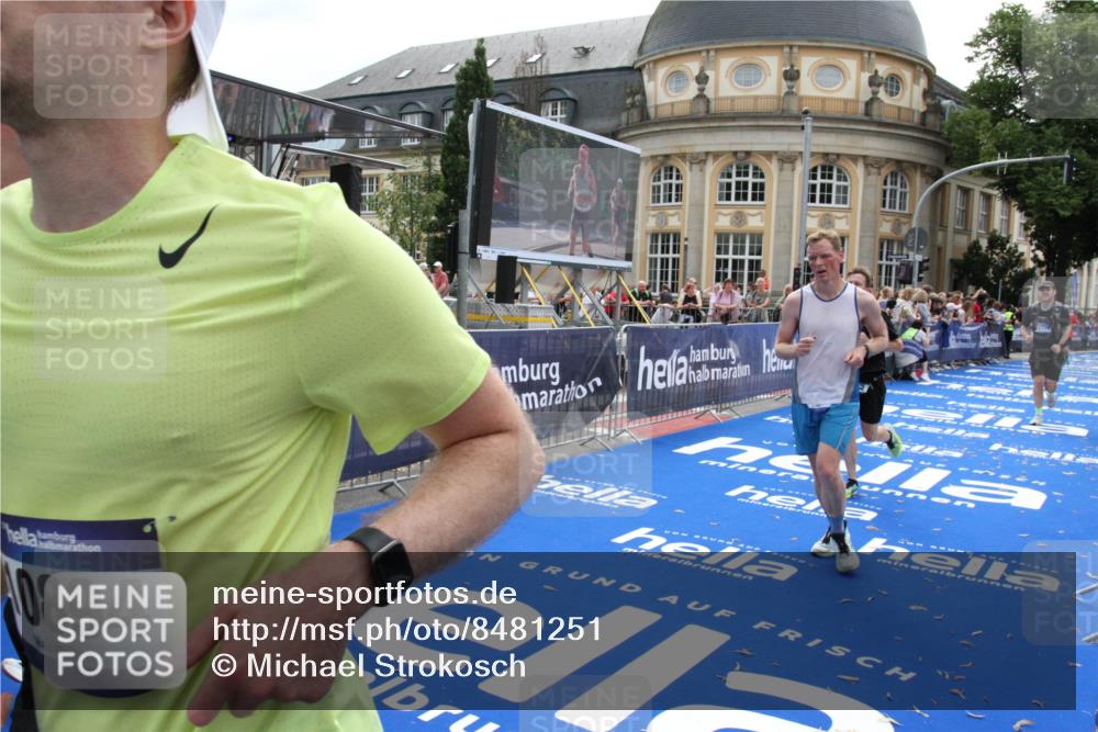 29.06.2025 - hella hamburg halbmarathon Michael Strokosch http://msf.ph/oto/8481251 29.06.2025 10:41:39 Ziel 2579, 8358, 9640, 9885, 10894, 12588, 13457, 13714, 14275, 16084, 18442, 18491 meine-sportfotos.de