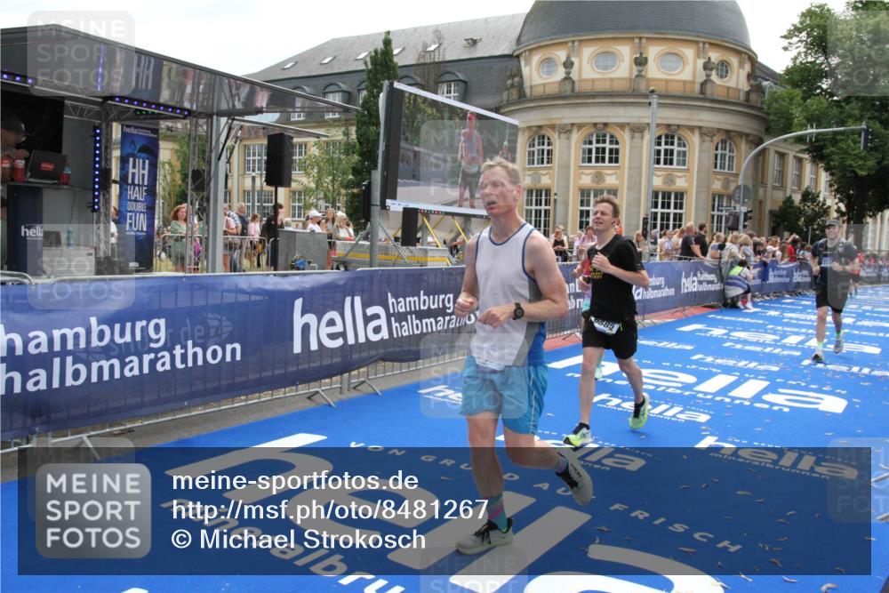 29.06.2025 - hella hamburg halbmarathon Michael Strokosch http://msf.ph/oto/8481267 29.06.2025 10:41:40 Ziel 8358, 9640, 9885, 10894, 13457, 13714, 14275, 16084, 18442, 18491 meine-sportfotos.de