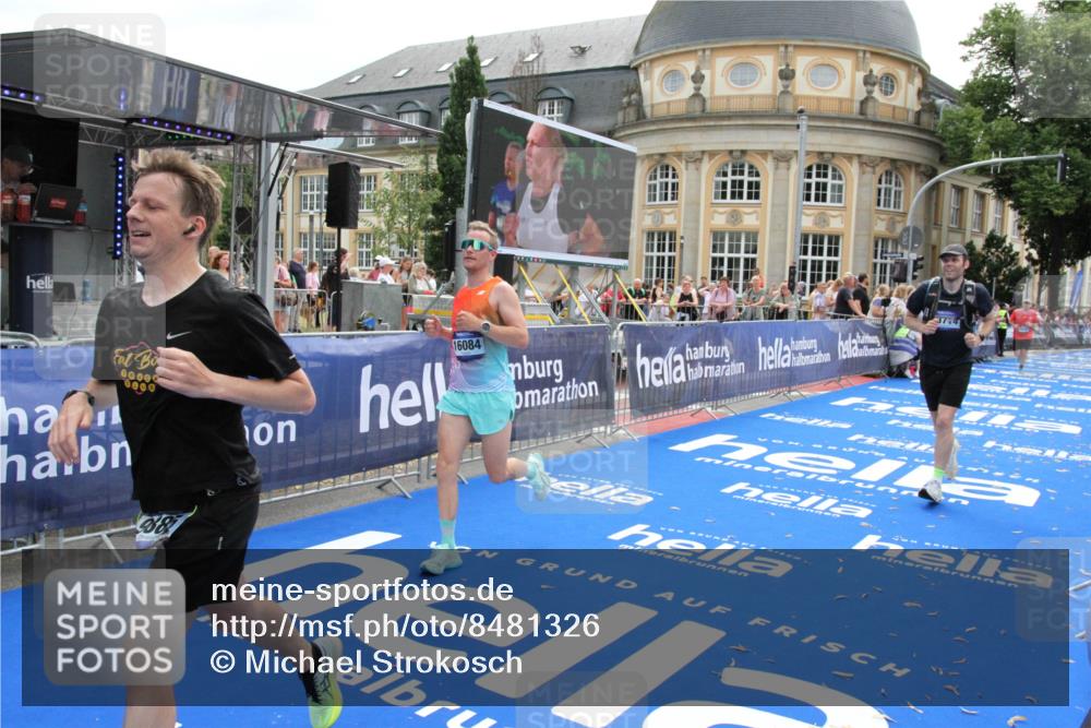 29.06.2025 - hella hamburg halbmarathon Michael Strokosch http://msf.ph/oto/8481326 29.06.2025 10:41:41 Ziel 9640, 9885, 10894, 13714, 14275, 16084, 18442, 18491 meine-sportfotos.de