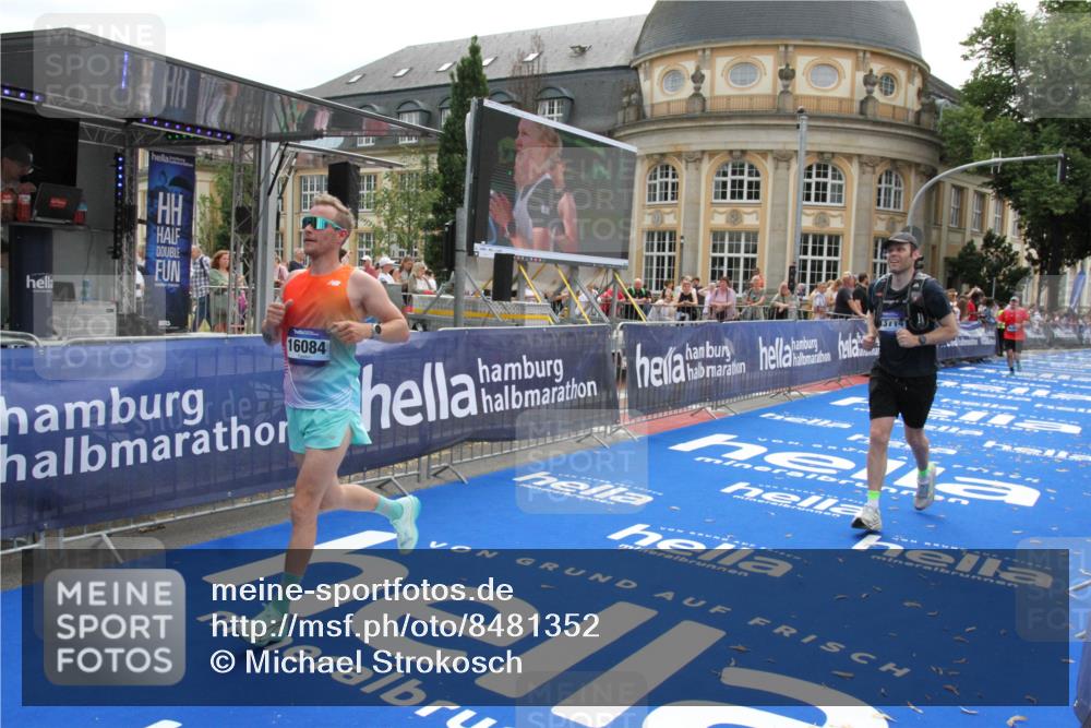 29.06.2025 - hella hamburg halbmarathon Michael Strokosch http://msf.ph/oto/8481352 29.06.2025 10:41:41 Ziel 9640, 9885, 10894, 13714, 14275, 16084, 18442, 18491 meine-sportfotos.de