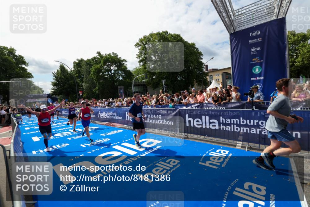 29.06.2025 - hella hamburg halbmarathon Zöllner http://msf.ph/oto/8481386 29.06.2025 11:30:09 Ziel 5110, 8687, 8688, 9217, 10826, 10921, 11984, 13045, 14433, 14439, 14572, 16246, 18109 meine-sportfotos.de