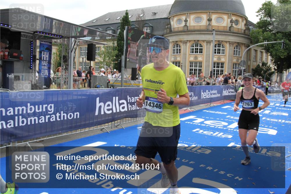 29.06.2025 - hella hamburg halbmarathon Michael Strokosch http://msf.ph/oto/8481604 29.06.2025 10:41:51 Ziel 1512, 1763, 7092, 10415, 11765, 14346, 15521, 15535, 15935 meine-sportfotos.de