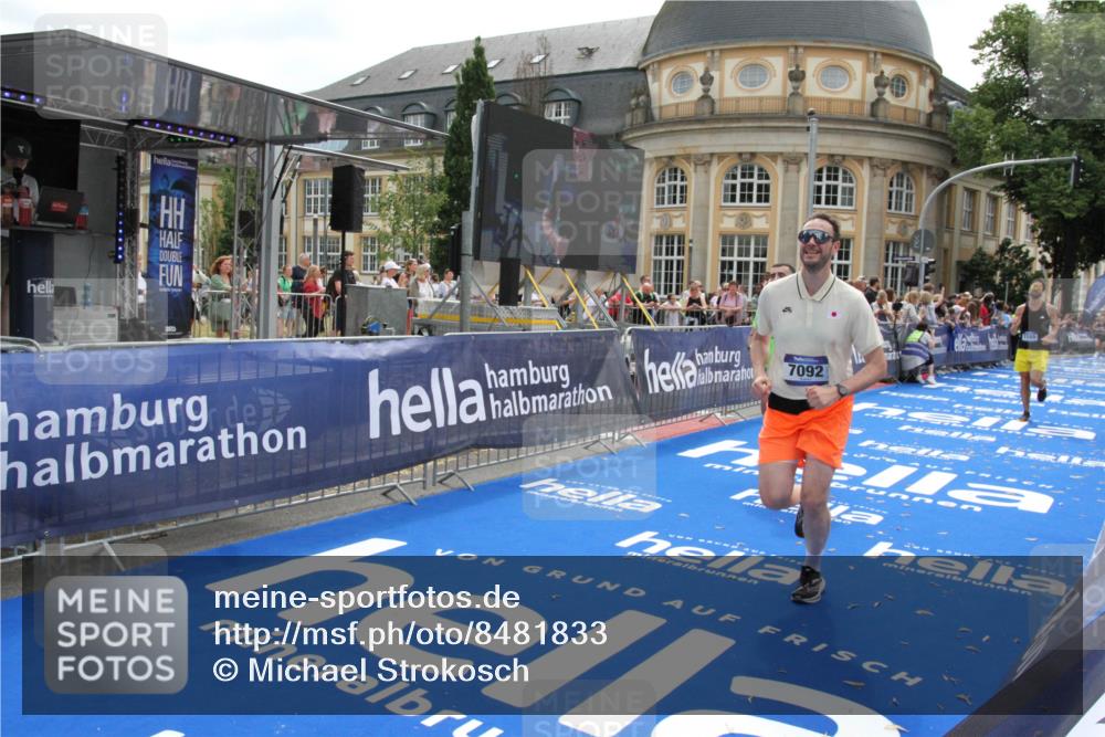 29.06.2025 - hella hamburg halbmarathon Michael Strokosch http://msf.ph/oto/8481833 29.06.2025 10:41:57 Ziel 1169, 7092, 8694, 11765, 15521, 15935, 16507 meine-sportfotos.de