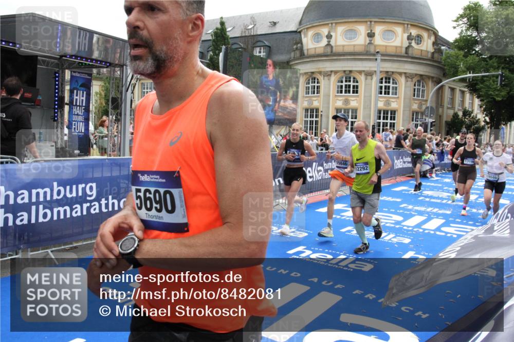 29.06.2025 - hella hamburg halbmarathon Michael Strokosch http://msf.ph/oto/8482081 29.06.2025 10:42:07 Ziel 1441, 5690, 6593, 7363, 10216, 11417, 12098, 12292, 13196, 15846, 16677, 17864, 17926, 18920, 19046 meine-sportfotos.de