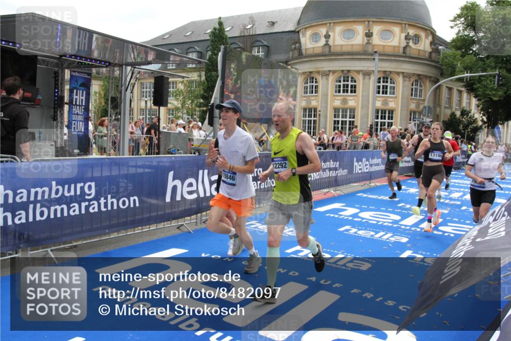 29.06.2025 - hella hamburg halbmarathon Michael Strokosch http://msf.ph/oto/8482097 29.06.2025 10:42:07 Ziel 1441, 5690, 6593, 7363, 10216, 11417, 12098, 12292, 13196, 15846, 16677, 17864, 17926, 18920, 19046 meine-sportfotos.de