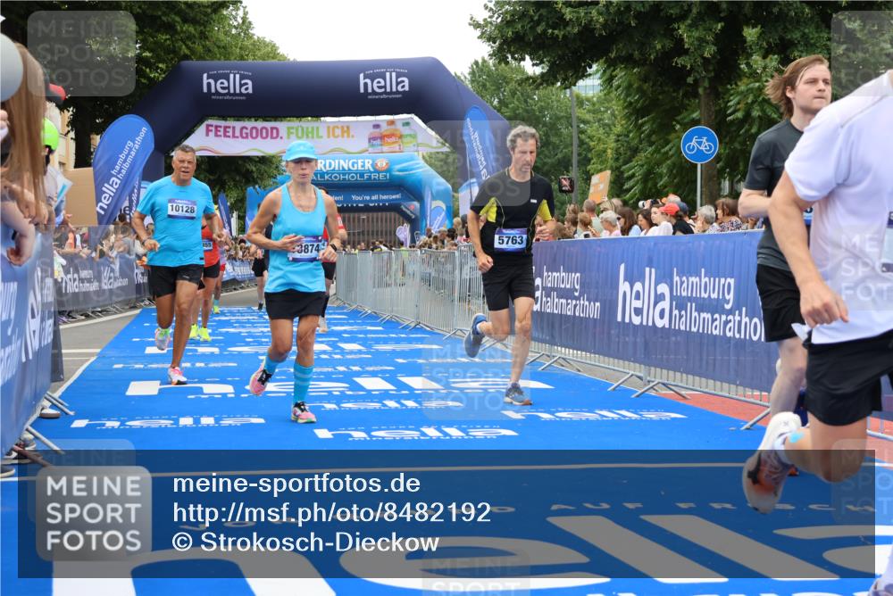 29.06.2025 - hella hamburg halbmarathon Strokosch-Dieckow http://msf.ph/oto/8482192 29.06.2025 11:03:32 Ziel 1881, 2424, 2911, 3625, 5763, 8469, 8721, 9899, 10128, 11149, 13874, 14348, 15516, 16371, 16420, 17730, 18355, 18799, 18999 meine-sportfotos.de