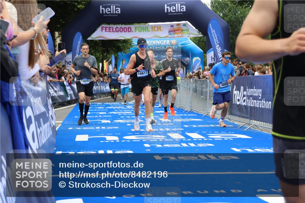 29.06.2025 - hella hamburg halbmarathon Strokosch-Dieckow http://msf.ph/oto/8482196 29.06.2025 10:45:43 Ziel 4345, 4854, 5047, 6071, 6290, 6711, 7385, 11291, 11495, 13975, 14374, 14764, 16617, 16624, 17332, 17674, 17835, 18862 meine-sportfotos.de