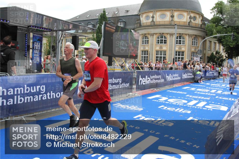 29.06.2025 - hella hamburg halbmarathon Michael Strokosch http://msf.ph/oto/8482229 29.06.2025 10:42:09 Ziel 1441, 5682, 6593, 10216, 11417, 12098, 12292, 13196, 15846, 16677, 17864, 18920, 19046 meine-sportfotos.de