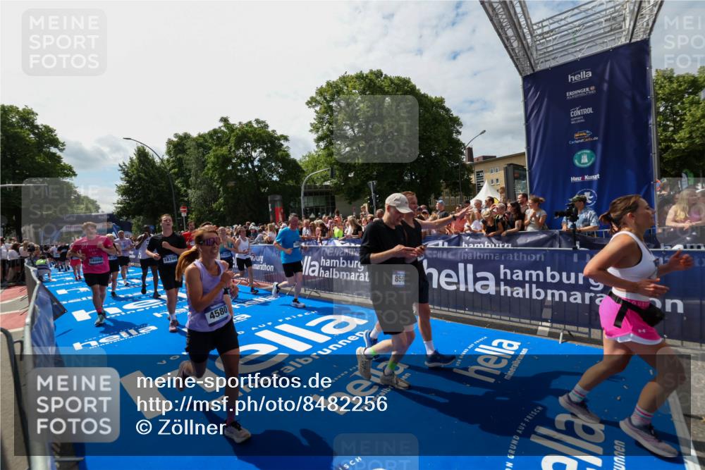 29.06.2025 - hella hamburg halbmarathon Zöllner http://msf.ph/oto/8482256 29.06.2025 11:30:36 Ziel 1235, 2838, 3323, 3341, 4580, 6195, 6243, 6444, 6570, 7644, 8595, 8855, 9289, 9927, 11672, 12073, 16659, 17043, 18097, 18158, 18390, 18860 meine-sportfotos.de