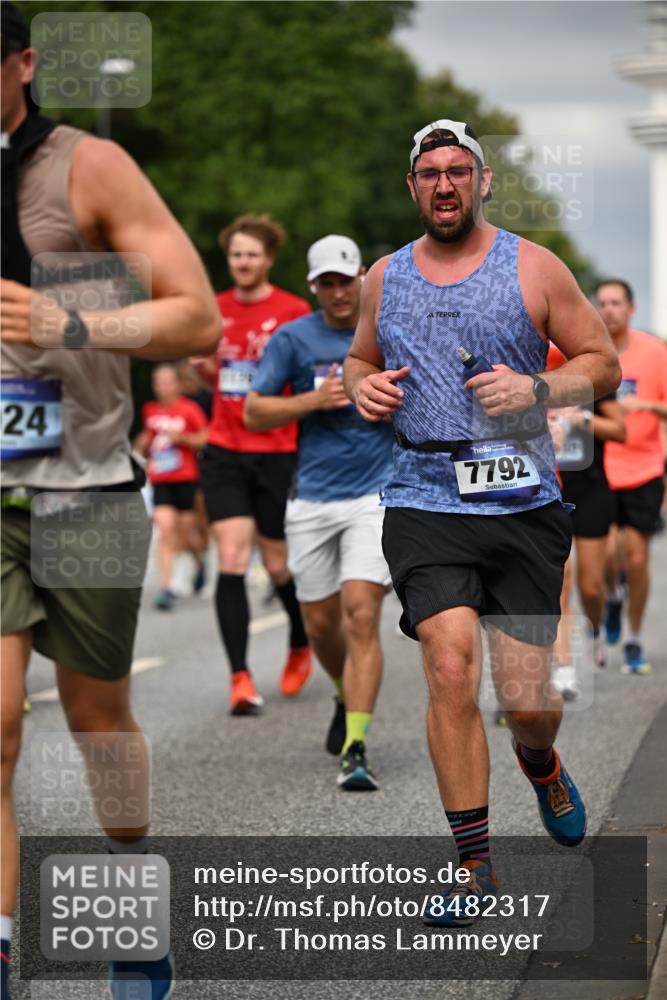 29.06.2025 - hella hamburg halbmarathon Dr. Thomas Lammeyer http://msf.ph/oto/8482317 29.06.2025 10:20:37 Kennedybrücke 1244, 1599, 1602, 1825, 2165, 2347, 2803, 2912, 3023, 3030, 3088, 3134, 3156, 3176, 3484, 3648, 3687, 4478, 4637, 5036, 6024, 6742, 6935, 7158, 7358, 7753, 7792, 7924, 7928, 8263, 8295, 8317, 8597, 8619, 8645, 8707, 8847, 8857, 9091, 9332, 9492, 9628, 9664, 9676, 9810, 9891, 10076, 10139, 10141, 10575, 11236, 11344, 11345, 11410, 11428 meine-sportfotos.de
