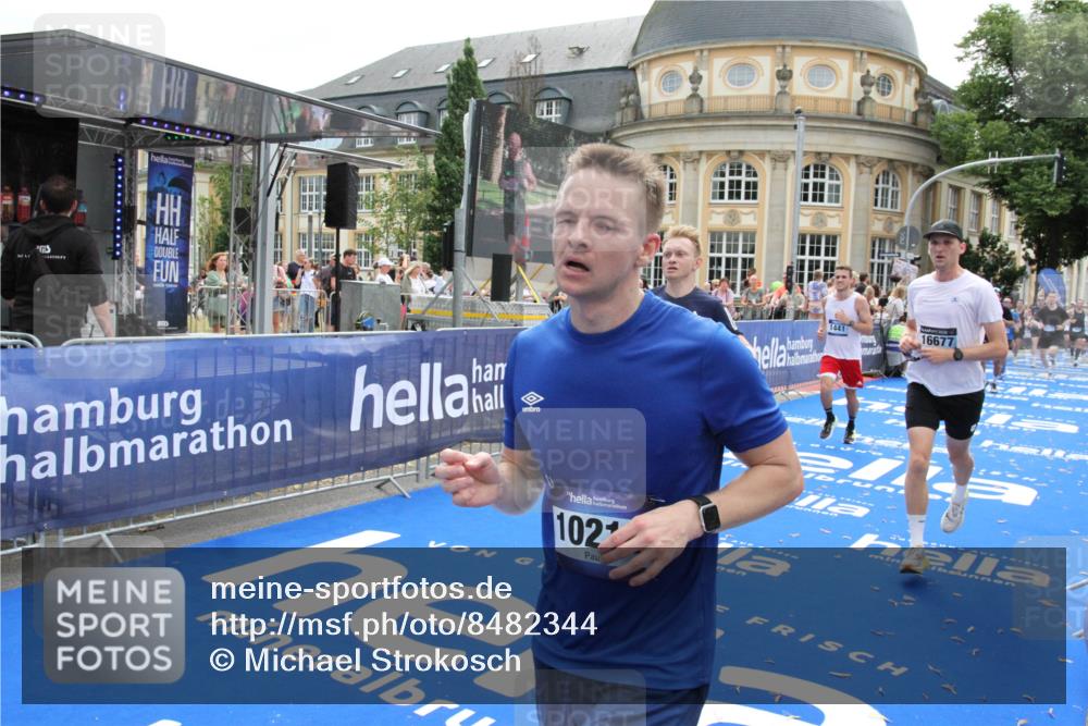 29.06.2025 - hella hamburg halbmarathon Michael Strokosch http://msf.ph/oto/8482344 29.06.2025 10:42:13 Ziel 1441, 5682, 7765, 9365, 10216, 12098, 13709, 14899, 16626, 16677, 17363, 18772, 18802 meine-sportfotos.de