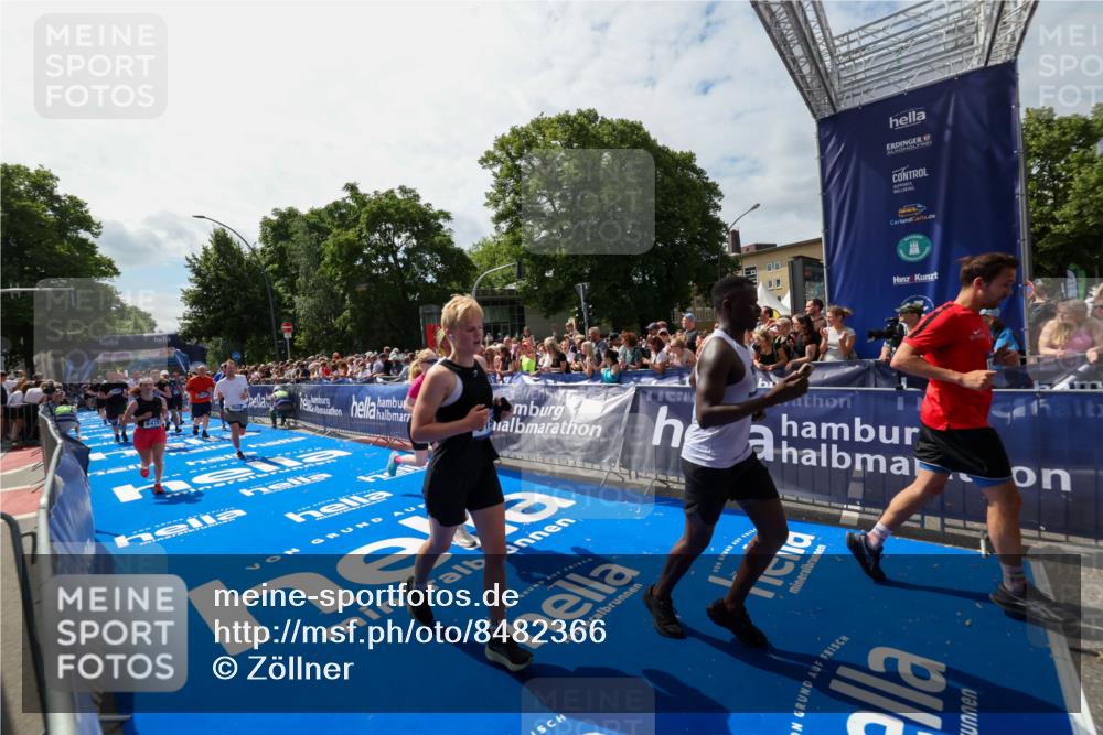 29.06.2025 - hella hamburg halbmarathon Zöllner http://msf.ph/oto/8482366 29.06.2025 11:30:39 Ziel 1235, 2838, 3323, 3358, 4289, 5147, 5406, 6195, 6243, 6478, 7644, 8717, 9927, 11672, 12073, 16659, 17043, 17312, 17344, 18158, 18390, 18860 meine-sportfotos.de