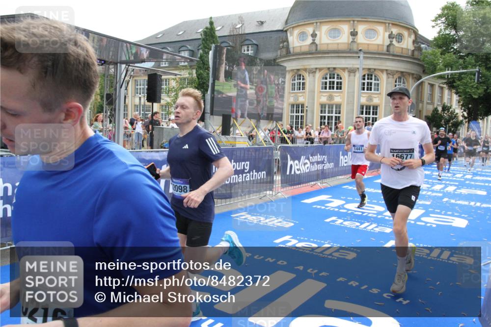 29.06.2025 - hella hamburg halbmarathon Michael Strokosch http://msf.ph/oto/8482372 29.06.2025 10:42:13 Ziel 1441, 5682, 7765, 9365, 10216, 12098, 13709, 14899, 16626, 16677, 17363, 18772, 18802 meine-sportfotos.de