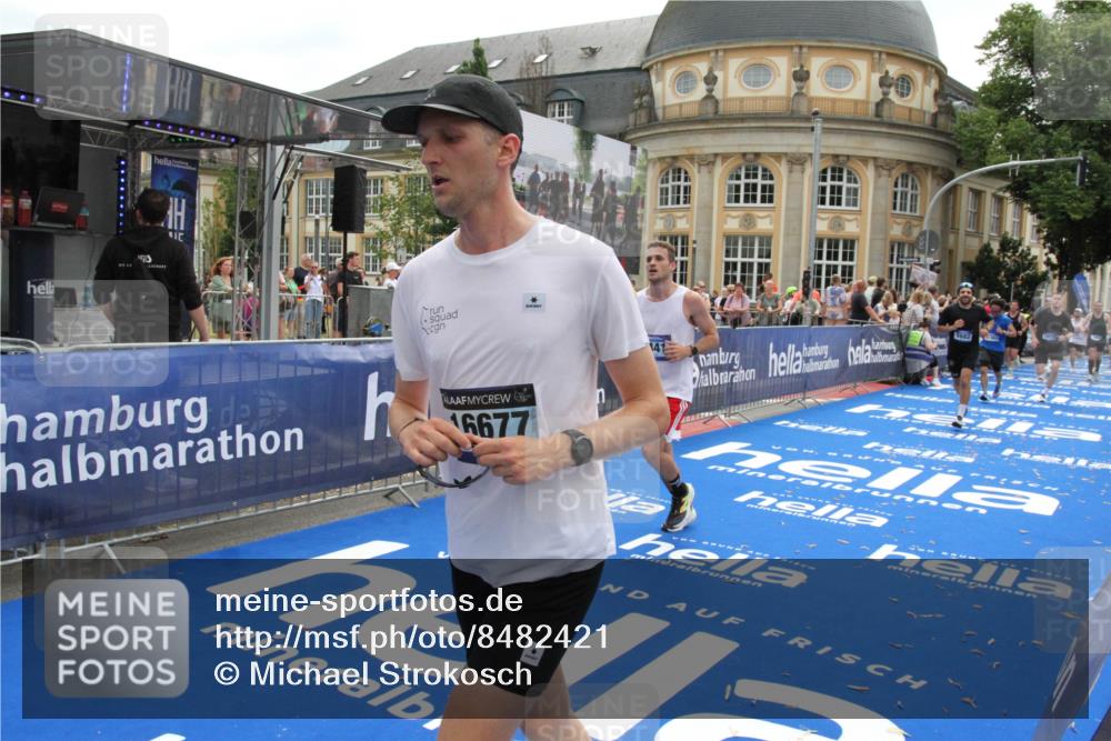 29.06.2025 - hella hamburg halbmarathon Michael Strokosch http://msf.ph/oto/8482421 29.06.2025 10:42:14 Ziel 1441, 5682, 7765, 9365, 10216, 12098, 13709, 14899, 16626, 16677, 17182, 17363, 18772, 18802 meine-sportfotos.de