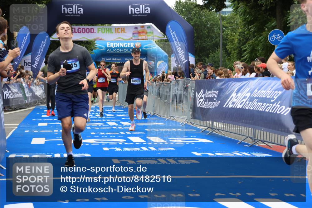 29.06.2025 - hella hamburg halbmarathon Strokosch-Dieckow http://msf.ph/oto/8482516 29.06.2025 10:45:31 Ziel 2138, 2415, 5623, 6831, 8374, 8668, 11291, 11495, 12154, 12277, 12643, 14062, 14764, 15666, 16725, 17674, 18407, 18638, 18862, 18878 meine-sportfotos.de