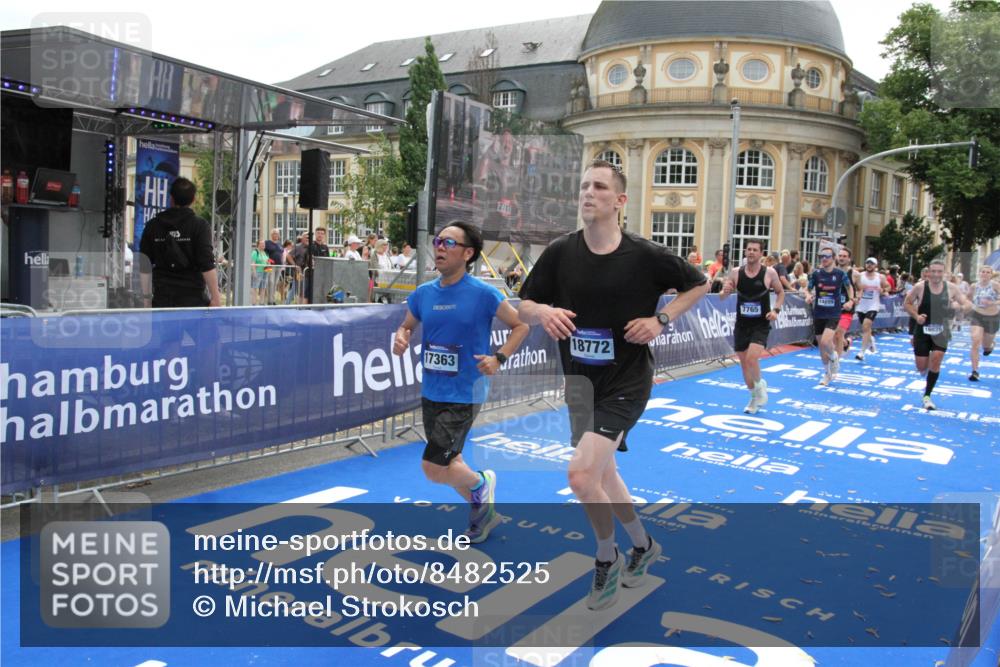 29.06.2025 - hella hamburg halbmarathon Michael Strokosch http://msf.ph/oto/8482525 29.06.2025 10:42:17 Ziel 1903, 2675, 5682, 7765, 7865, 9365, 13709, 14811, 14899, 16626, 16660, 17182, 17363, 18772, 18802 meine-sportfotos.de