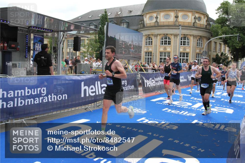29.06.2025 - hella hamburg halbmarathon Michael Strokosch http://msf.ph/oto/8482547 29.06.2025 10:42:18 Ziel 1903, 2675, 5682, 7765, 7865, 9365, 13709, 13746, 14811, 14899, 15270, 16626, 16660, 17182, 17363, 18772, 18802 meine-sportfotos.de