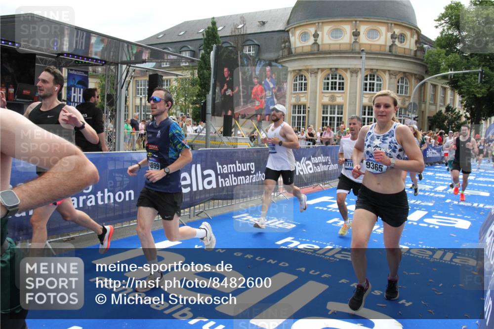 29.06.2025 - hella hamburg halbmarathon Michael Strokosch http://msf.ph/oto/8482600 29.06.2025 10:42:20 Ziel 1312, 1903, 2675, 6770, 7765, 7865, 9365, 13709, 13746, 13807, 14811, 14899, 15270, 16626, 16660, 17182, 18802 meine-sportfotos.de