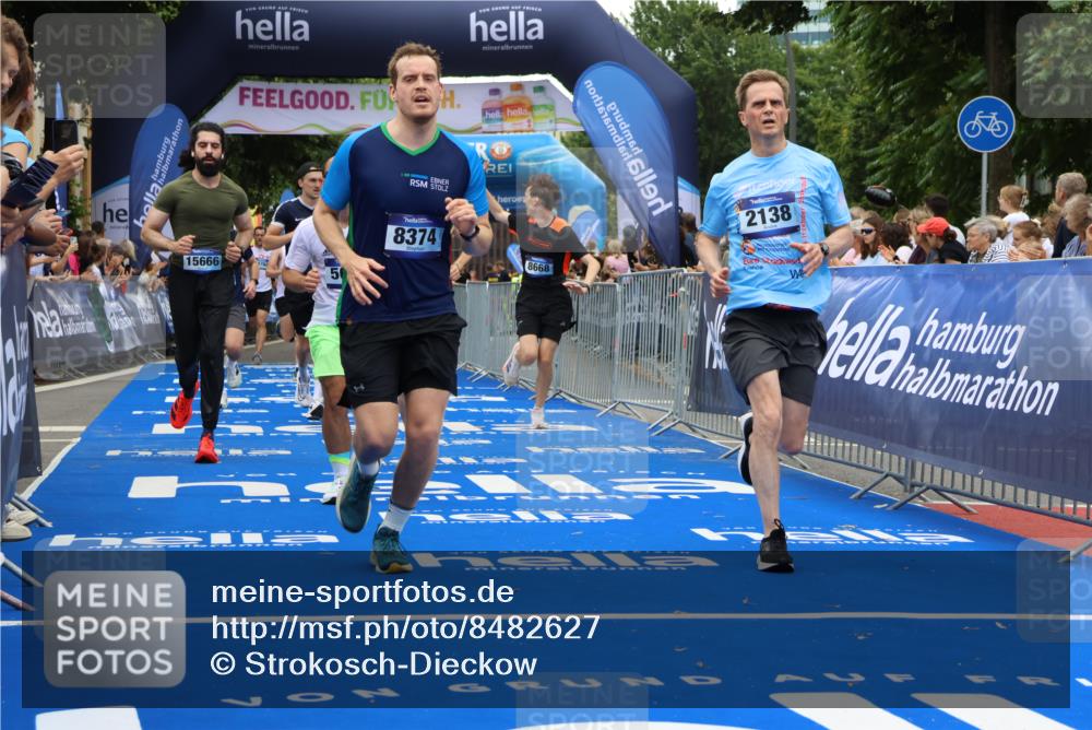29.06.2025 - hella hamburg halbmarathon Strokosch-Dieckow http://msf.ph/oto/8482627 29.06.2025 10:45:33 Ziel 2138, 2415, 5623, 6071, 6711, 6831, 8374, 8668, 11291, 11495, 12154, 12277, 14062, 14764, 15666, 16725, 17674, 18638, 18862, 18878 meine-sportfotos.de