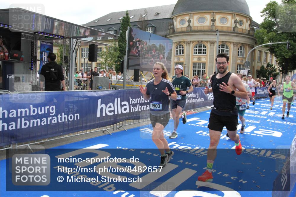 29.06.2025 - hella hamburg halbmarathon Michael Strokosch http://msf.ph/oto/8482657 29.06.2025 10:42:21 Ziel 1312, 1903, 2675, 6639, 6770, 7865, 9365, 13709, 13746, 13807, 14811, 14899, 15270, 15654, 16626, 16660, 17182, 18802 meine-sportfotos.de