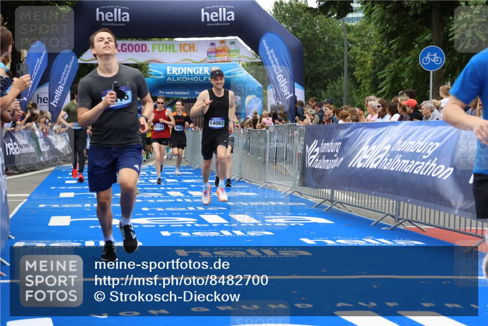 29.06.2025 - hella hamburg halbmarathon Strokosch-Dieckow http://msf.ph/oto/8482700 29.06.2025 10:45:31 Ziel 2138, 2415, 5623, 6831, 8374, 8668, 11291, 11495, 12154, 12277, 12643, 14062, 14764, 15666, 16725, 17674, 18407, 18638, 18862, 18878 meine-sportfotos.de