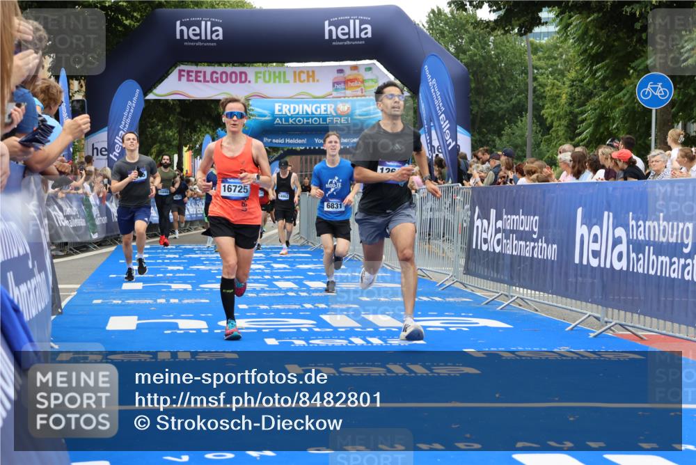 29.06.2025 - hella hamburg halbmarathon Strokosch-Dieckow http://msf.ph/oto/8482801 29.06.2025 10:45:28 Ziel 1697, 2138, 2415, 3186, 5623, 6831, 8374, 8668, 11469, 12154, 12277, 12643, 14062, 14703, 15666, 16725, 17499, 18407, 18638, 18878 meine-sportfotos.de