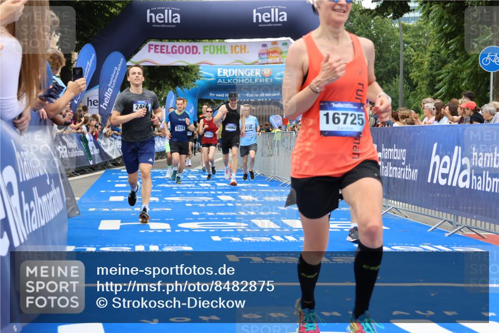29.06.2025 - hella hamburg halbmarathon Strokosch-Dieckow http://msf.ph/oto/8482875 29.06.2025 10:45:30 Ziel 1697, 2138, 2415, 5623, 6831, 8374, 8668, 11291, 11495, 12154, 12277, 12643, 14062, 14703, 15666, 16725, 18407, 18638, 18862, 18878 meine-sportfotos.de
