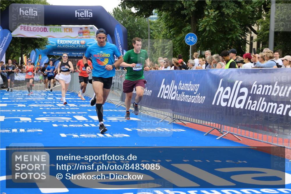 29.06.2025 - hella hamburg halbmarathon Strokosch-Dieckow http://msf.ph/oto/8483085 29.06.2025 10:45:24 Ziel 1697, 2367, 2415, 2470, 3186, 5706, 6831, 9105, 11469, 12277, 12643, 14062, 14703, 16725, 17499, 18407, 18638 meine-sportfotos.de