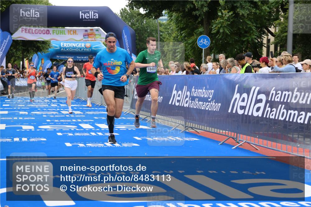 29.06.2025 - hella hamburg halbmarathon Strokosch-Dieckow http://msf.ph/oto/8483113 29.06.2025 10:45:24 Ziel 1697, 2367, 2415, 2470, 3186, 5706, 6831, 9105, 11469, 12277, 12643, 14062, 14703, 16725, 17499, 18407, 18638 meine-sportfotos.de