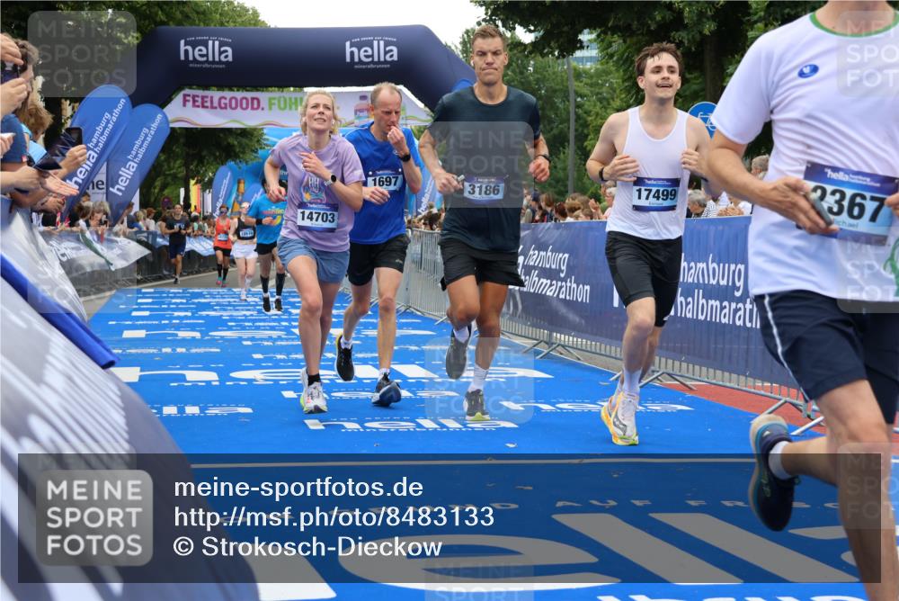 29.06.2025 - hella hamburg halbmarathon Strokosch-Dieckow http://msf.ph/oto/8483133 29.06.2025 10:45:22 Ziel 1697, 2188, 2367, 2470, 3186, 5706, 9105, 10064, 11469, 12277, 12643, 14703, 15563, 15741, 16725, 17499, 18407, 18638 meine-sportfotos.de