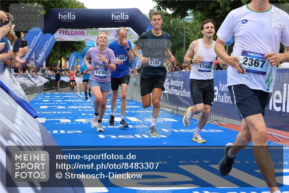 29.06.2025 - hella hamburg halbmarathon Strokosch-Dieckow http://msf.ph/oto/8483307 29.06.2025 10:45:22 Ziel 1697, 2188, 2367, 2470, 3186, 5706, 9105, 10064, 11469, 12277, 12643, 14703, 15563, 15741, 16725, 17499, 18407, 18638 meine-sportfotos.de