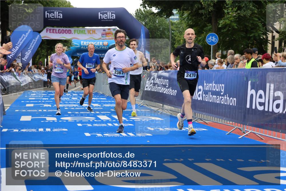 29.06.2025 - hella hamburg halbmarathon Strokosch-Dieckow http://msf.ph/oto/8483371 29.06.2025 10:45:21 Ziel 1697, 2188, 2367, 2470, 3186, 5706, 9105, 10064, 11469, 12277, 12643, 12783, 14703, 15563, 15636, 15741, 15760, 16513, 16725, 17499, 18407, 18638 meine-sportfotos.de