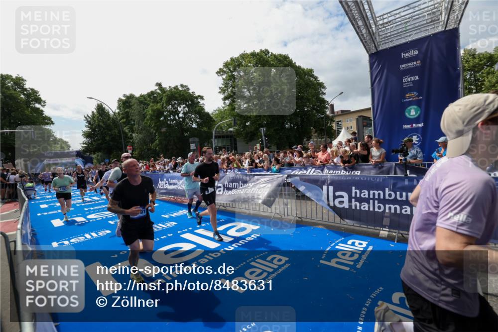 29.06.2025 - hella hamburg halbmarathon Zöllner http://msf.ph/oto/8483631 29.06.2025 11:31:19 Ziel 1534, 2072, 2357, 2744, 2945, 3391, 4030, 4096, 4162, 5343, 8388, 9295, 9448, 9542, 12936, 13416, 17072, 17073, 17591, 17635 meine-sportfotos.de