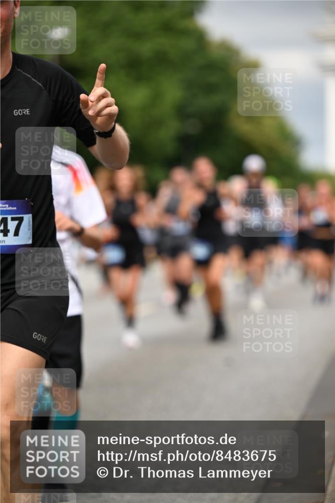 29.06.2025 - hella hamburg halbmarathon Dr. Thomas Lammeyer http://msf.ph/oto/8483675 29.06.2025 10:20:46 Kennedybrücke 1117, 1240, 1602, 1825, 2347, 2912, 3023, 3030, 3088, 3134, 3156, 3450, 3484, 3687, 5036, 5037, 6024, 6742, 7257, 7358, 7360, 7376, 7792, 7924, 7928, 8263, 8317, 8619, 8707, 8847, 8857, 9091, 9208, 9332, 9492, 9664, 9675, 9676, 9891, 10076, 10165, 10314, 10317, 10320, 10391, 10575, 10926, 11236, 11335, 11410, 11428 meine-sportfotos.de