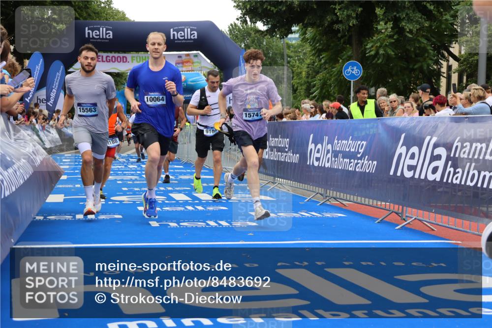 29.06.2025 - hella hamburg halbmarathon Strokosch-Dieckow http://msf.ph/oto/8483692 29.06.2025 10:45:17 Ziel 1697, 2188, 2367, 2470, 3186, 5706, 6054, 6375, 7087, 9105, 10064, 11469, 12783, 14703, 15563, 15636, 15651, 15741, 15760, 16513, 17120, 17499, 18346, 18407, 18718 meine-sportfotos.de