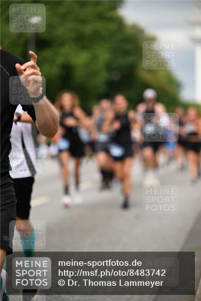29.06.2025 - hella hamburg halbmarathon Dr. Thomas Lammeyer http://msf.ph/oto/8483742 29.06.2025 10:20:46 Kennedybrücke 1117, 1240, 1602, 1825, 2347, 2912, 3023, 3030, 3088, 3134, 3156, 3450, 3484, 3687, 5036, 5037, 6024, 6742, 7257, 7358, 7360, 7376, 7792, 7924, 7928, 8263, 8317, 8619, 8707, 8847, 8857, 9091, 9208, 9332, 9492, 9664, 9675, 9676, 9891, 10076, 10165, 10314, 10317, 10320, 10391, 10575, 10926, 11236, 11335, 11410, 11428 meine-sportfotos.de