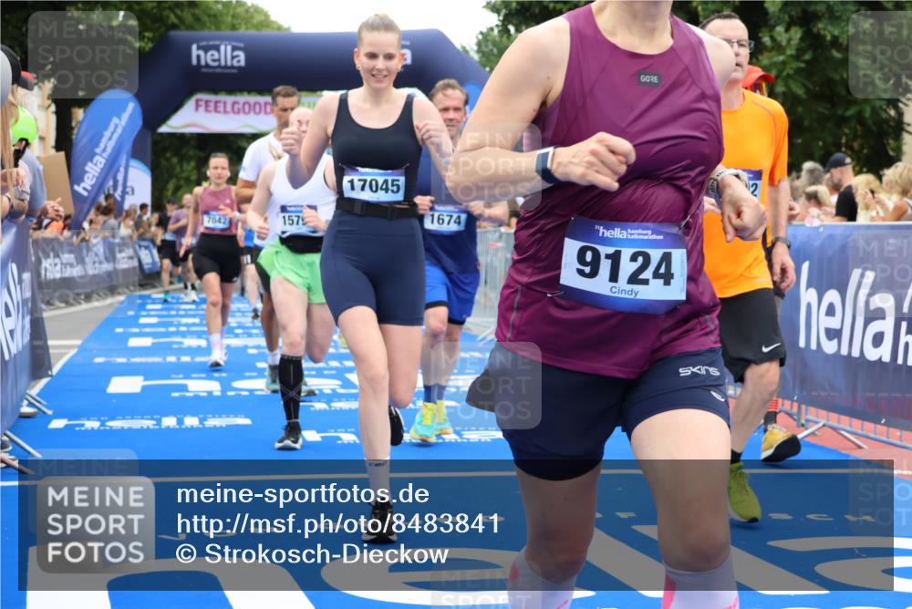 29.06.2025 - hella hamburg halbmarathon Strokosch-Dieckow http://msf.ph/oto/8483841 29.06.2025 11:03:59 Ziel 1674, 1940, 2447, 3740, 4665, 5058, 5734, 6142, 7042, 7243, 7290, 8068, 8171, 8561, 8822, 8890, 9124, 9254, 9439, 10067, 10866, 11402, 11527, 13528, 13542, 15093, 15797, 17045, 17437, 17757, 18395 meine-sportfotos.de