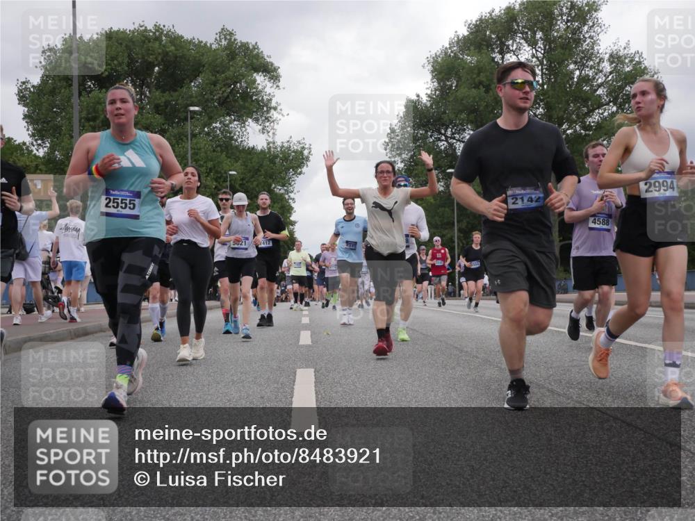 29.06.2025 - hella hamburg halbmarathon Luisa Fischer http://msf.ph/oto/8483921 29.06.2025 10:51:24 Kennedybrücke 2555, 5021, 412, 3774, 2142, 4588, 2994, 1045, 1645, 2148, 2195, 2418, 2994, 3468, 3504, 3933, 4037, 4588, 5886, 7412, 8310, 8948, 9018 meine-sportfotos.de