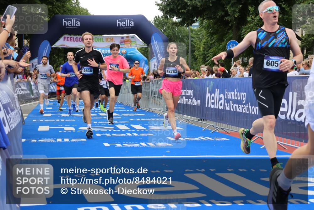 29.06.2025 - hella hamburg halbmarathon Strokosch-Dieckow http://msf.ph/oto/8484021 29.06.2025 10:45:15 Ziel 2188, 2367, 2470, 3186, 5706, 6054, 6375, 6575, 6819, 7087, 9105, 9302, 10064, 11469, 12783, 15563, 15636, 15651, 15741, 15760, 16513, 16685, 17120, 17499, 17960, 18346, 18718 meine-sportfotos.de