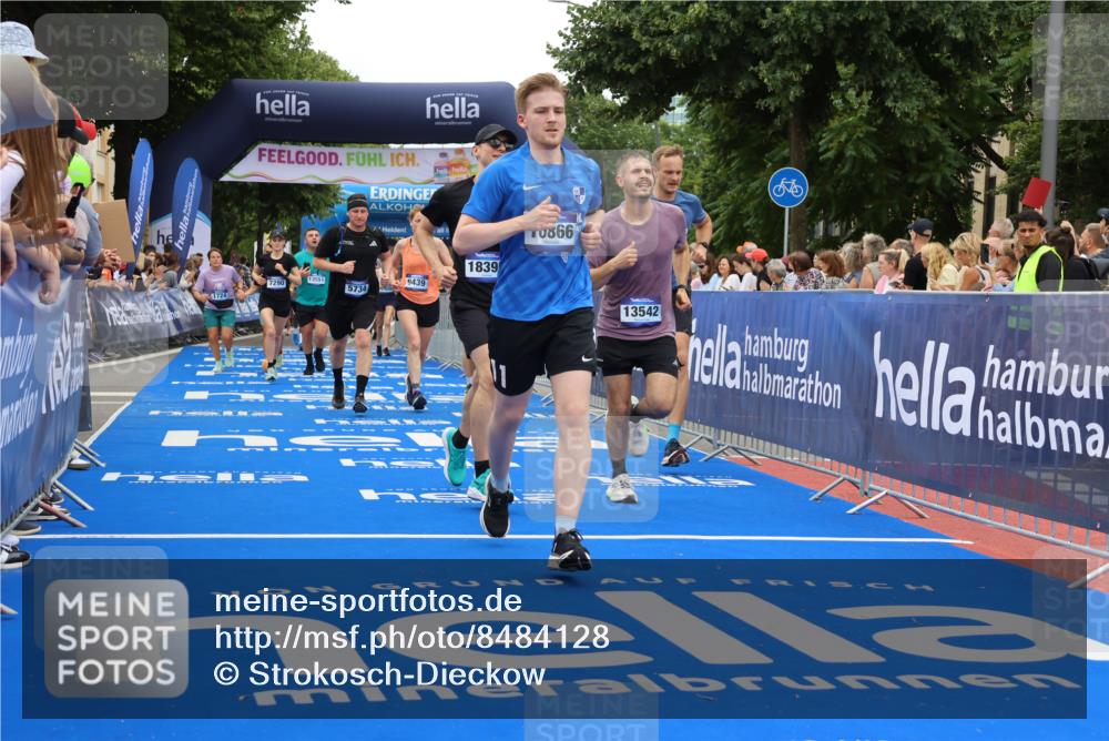 29.06.2025 - hella hamburg halbmarathon Strokosch-Dieckow http://msf.ph/oto/8484128 29.06.2025 11:04:03 Ziel 1674, 1722, 1724, 2447, 3740, 5058, 5734, 6142, 7042, 7243, 7290, 8068, 8561, 9124, 9254, 9439, 10067, 10866, 11402, 11527, 13542, 13551, 15093, 15797, 17045, 17437, 17686, 17757, 18395 meine-sportfotos.de
