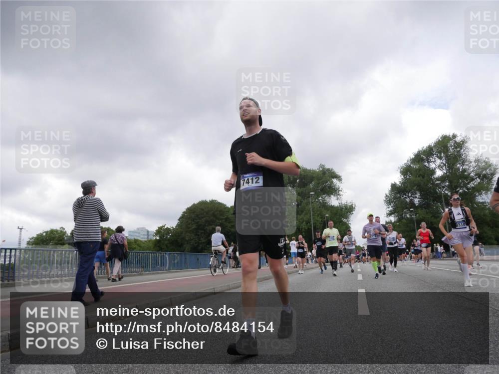 29.06.2025 - hella hamburg halbmarathon Luisa Fischer http://msf.ph/oto/8484154 29.06.2025 10:51:30 Kennedybrücke 7412, 8310, 1246, 1639, 1645, 2148, 2627, 2704, 3504, 3933, 4856, 5886, 7412, 7970, 8310, 8948, 9696 meine-sportfotos.de