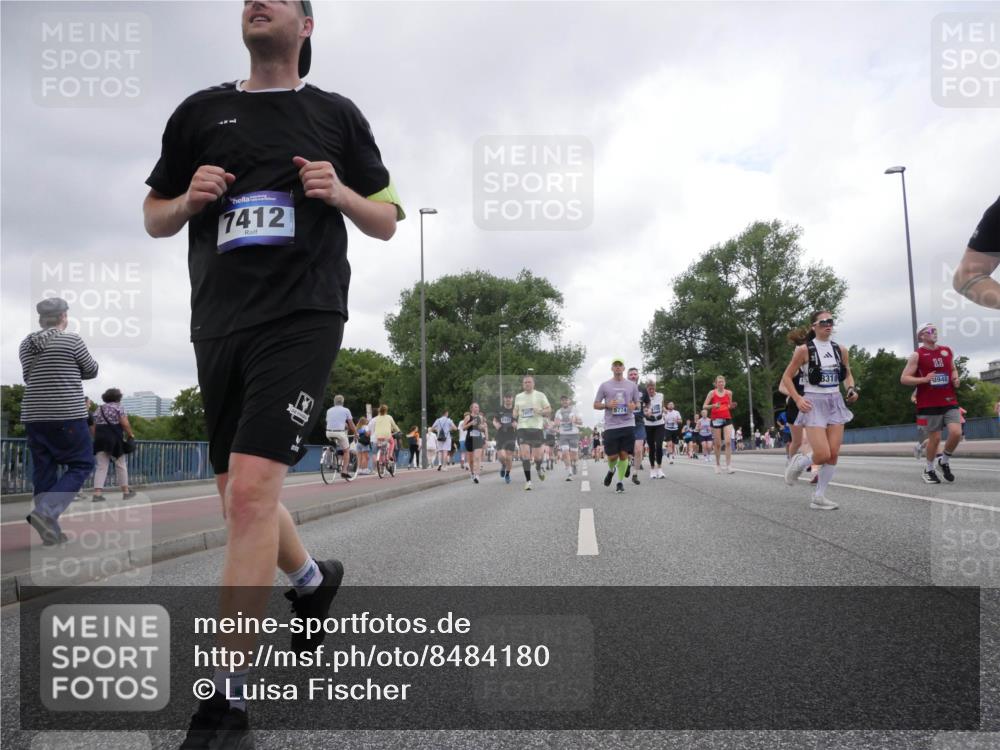 29.06.2025 - hella hamburg halbmarathon Luisa Fischer http://msf.ph/oto/8484180 29.06.2025 10:51:30 Kennedybrücke 7412, 8774, 8310, 11, 3948, 1246, 1639, 1645, 2148, 2627, 2704, 3504, 3933, 4856, 5886, 7412, 7970, 8310, 8948, 9696 meine-sportfotos.de