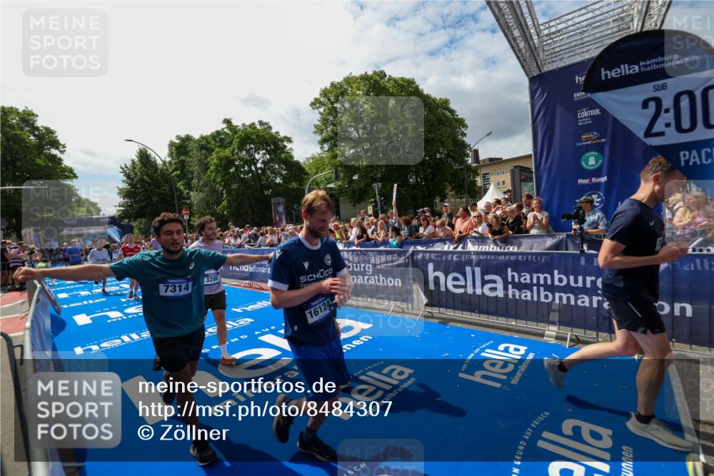 29.06.2025 - hella hamburg halbmarathon Zöllner http://msf.ph/oto/8484307 29.06.2025 11:31:46 Ziel 1093, 1844, 2000, 2943, 3286, 3617, 7314, 11656, 11665, 14599, 15147, 16124, 16383, 17517, 17664, 19214 meine-sportfotos.de